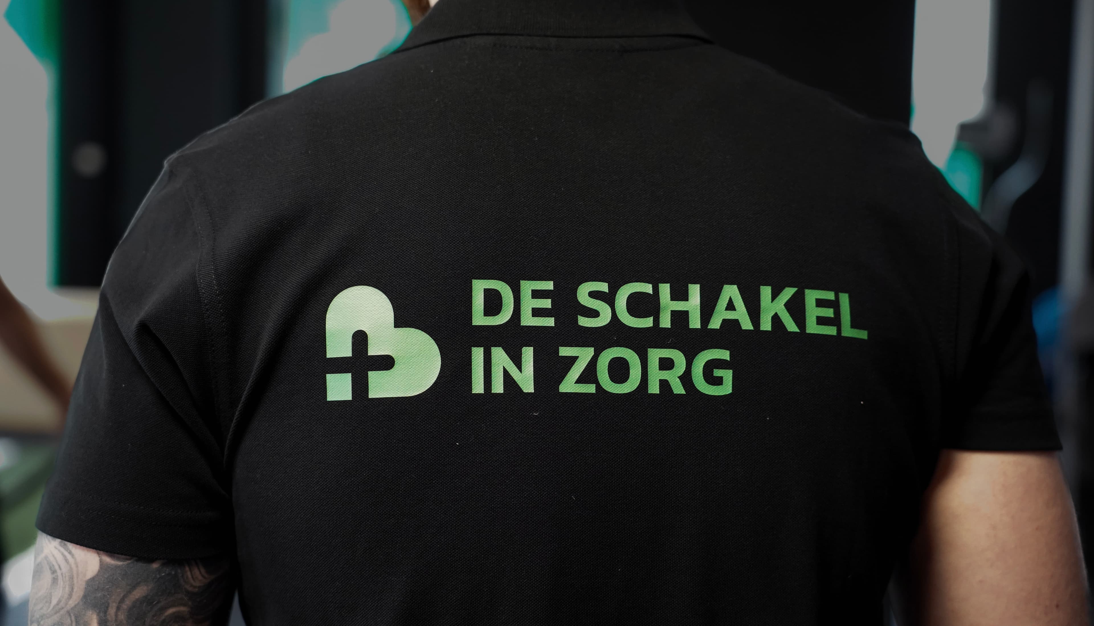 Thuiszorgverlener onderweg naar een cliënt